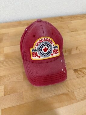 Dsquared2 men’s red distressed hat. Size Universal